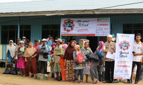 Suasana serah terima berkah fitrah untuk anak yatim piatu dan keluarga dhuafa di Merauke, Papua.