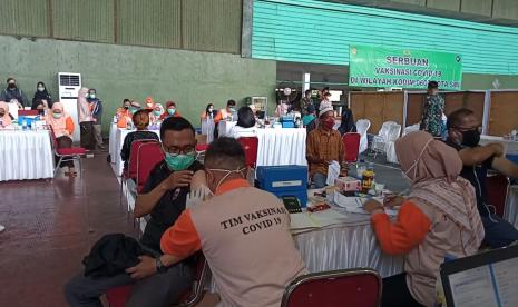 Suasana serbuan vaksinasi di Kodim 0607 Kota Sukabumi, Sabtu (17/7).