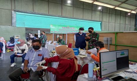 Suasana serbuan vaksinasi di Kodim 0607 Kota Sukabumi, Sabtu (17/7).