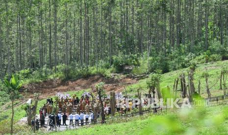 Suasana seremoni ritual Kendi Nusantara di titik nol Ibu Kota Negara (IKN) Nusantara di Kecamatan Sepaku, Penajam Paser Utara, Kalimantan Timur, Senin (14/3/2022). Presiden Joko Widodo menggelar seremoni ritual Kendi Nusantara di titik nol IKN Nusantara dengan mengumpulkan 34 tanah dan air yang dibawa gubernur se-Indonesia.