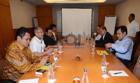 Suasana sesaat sebelum pertemuan dimulai dua kubu Partai Golkar di Hotel Sultan, Jakarta, Senin (15/6) malam.(Republika/Raisan Al Farisi)