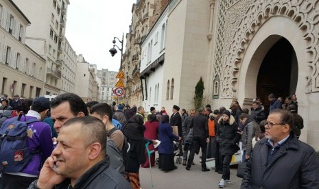 Suasana setelah Jumatan di Masjid Raya Paris, Jumat (10/3/2017).