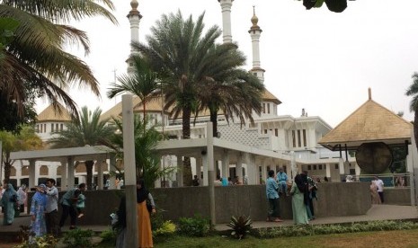 Suasana setelah salat Id di Masjid Agung Tasikmalaya dan sekitarnya, Rabu (5/6).