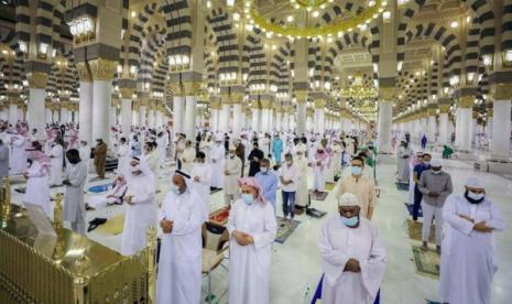 Masjid Nabawi Intensifkan Prosedur Jaga Kesehatan Jamaah. Suasana sholat berjamaah di Masjid Nabawi selama pandemi Corona.