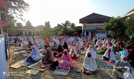 Masyarakat di Zona Merah Diimbau Sholat Idul Adha di Rumah. Ilustrasi: Suasana shalat Idul adha 1441 H di Masjid Al-Hidayah Perumahan Kopasssus Sukatani, Depok.