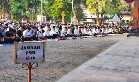 Suasana shalat idul adha di balai kota Solo yang dihadiri wali Kota Solo Gibran Rakabuming Raka sekeluarga dan timnas u16, Senin (17/6/2024). 