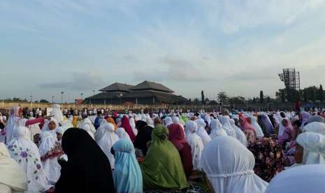 Suasana Shalat Idul Adha di Lapangan GOR Kompyang Sudjana, Kota Denpasar, Rabu (22/8). 