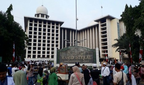 Suasana di Masjid Istiqlal (ilsutrasi)