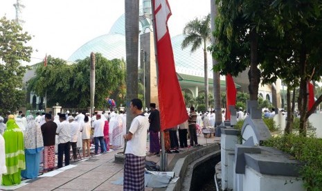 Suasana shalat Idul Adha di sekitar Masjid Al-Azhom, Pusat Pemerintahan Kota Tangerang, Jumat (1/9).