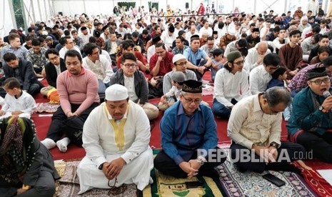 WNI di London melakukan temu masyarakat dalam perayaan Idul Fitri di KBRI London, Selasa (4/6) 