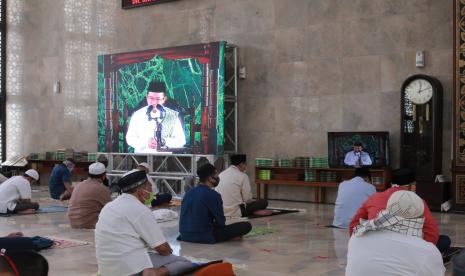 Suasana shalat Jumat di Masjid Agung Sunda Kelapa (MASK) Menteng Jakarta (5/6). Shalat Jumat perdana di masa pandemi itu dilaksanakan dengan protokol kesesatan yang ketat.