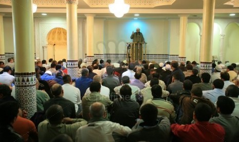 Suasana shalat Jumat di Masjid Bordeaux, Prancis.