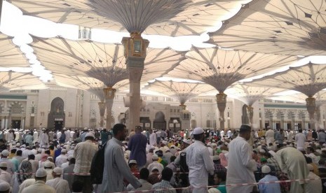 Suasana shalat Jumat di Masjid Nabawi, Madinah. 