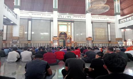 Ilustrasi suasana masjid yang bersih dari atribut dukung mendukung politisi.