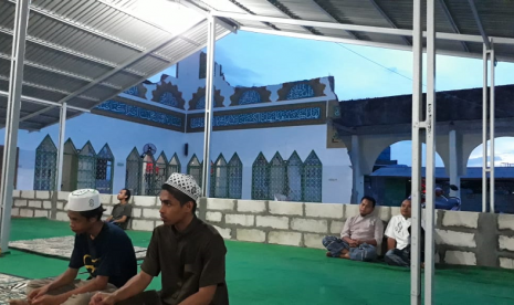 Suasana shalat subuh berjamaah di lokasi darurat di Masjid Baiturrahman Kota Palu Sulawesi Tengah Selasa (13/11)