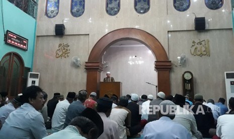 Masjid Jogokariyan Bagikan Hand Sanitizer ke Warga. Suasana shalat subuh di Masjid Jogokariyan. 