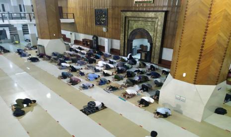 Masjid Agung Tasikmalaya Tetap Gelar Sholat Tarawih. Suasana shalat tarawih di Masjid Agung Tasikmalaya pada malam pertama Ramadhan, Kamis (23/4).