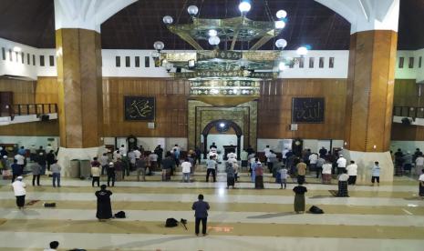 Suasana shalat tarawih di Masjid Agung Tasikmalaya pada malam pertama Ramadhan, Kamis (23/4).