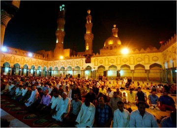 Suasana shalat tarawih di Masjid Al-Azhar, Kairo, Mesir.