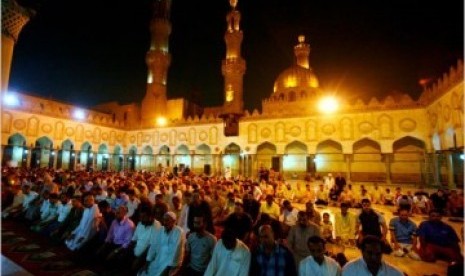 Suasana shalat tarawih di Masjid Al-Azhar, Kairo, Mesir. Mesir mulai menyiarkan sholat magrib dan sholat tarawih melalui stasiun radio. Ilustrasi.