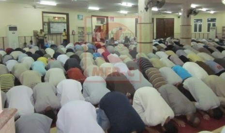  Suasana shalat Tarawih di Masjid Mus'ab bin Umair, Jalur Gaza, Palestina.