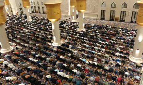 Suasana shalat Tarawih pertama di Masjid Raya Sheikh Zayed Solo, Rabu (22/3/2023) malam.