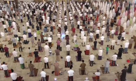 Suasana sholat berjamaah di Masjid Al Akbar Surabaya.