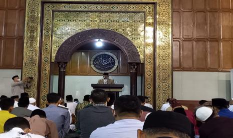 Suasana sholat di Masjid Agung Kota Tasikmalaya. Masjid Agung Tasikmalaya Beri Santunan Beras dan Tadarus on the Street Selama Ramadhan