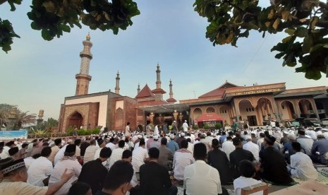 Suasana shalat Idul Fitri di Masjid Raya At-Taqwa Cirebon, Jawa Barat, Rabu (5/6). Ribuan umat mengikuti sholat idul fitri di masjid ini.