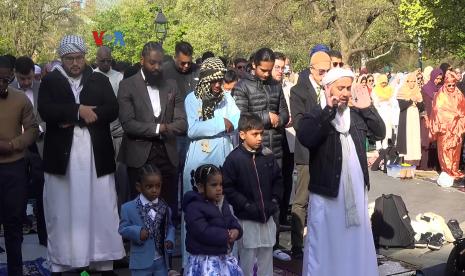 Suasana Sholat Idul Fitri di Washington Square Park, Amerika Serikat.