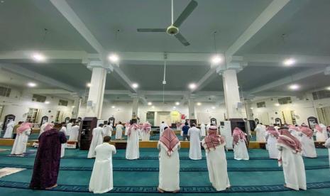 Hukum Membaca Amin Setelah Fatihah Bagi Makmum. Foto:   Suasana sholat Jumat di Arab Saudi yang menerapkan jaga jarak. Ilustrasi