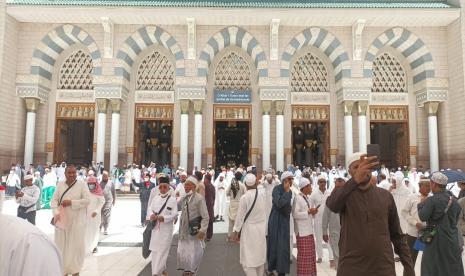 Suasana sholat di Masjid Nabawi, Madinah, Arab Saudi.