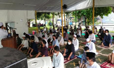 Suasana sholat Jumat  di Masjid  Tenda, At Tabayyun, Kedoya