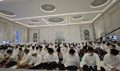 Suasana sholat tarawih di Masjid At-Thohir, Tapos, Depok, Jawa Barat, Rabu (27/4/2022). Sebenarnya Berapa Rakaat Sholat Tarawih?