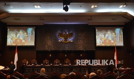 Suasana sidang dengan agenda mendengarkan keterangan saksi/ahli pada uji materi UU No 2 Tahun 2011 tentang PPP kubu Djan Faridz di Mahkamah Konstitusi, Jakarta, Selasa (14/6).  (Republika/ Raisan Al Farisi) 