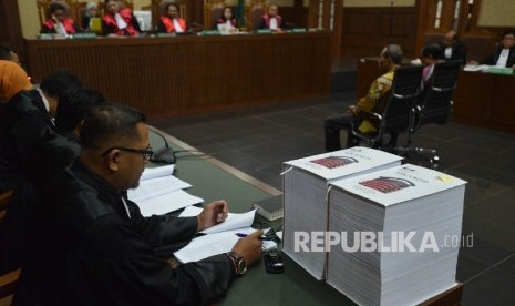 Suasana sidang dengan terdakwa dugaan kasus korupsi KTP Elektronik Irman (kanan) dan Sugiharto (kiri) menjalani sidang lanjutan dengan agenda pembacaan tuntutan di Pengadilan Tindak Pidana Korupsi (Tipikor), Jakarta, Kamis (22/6). 