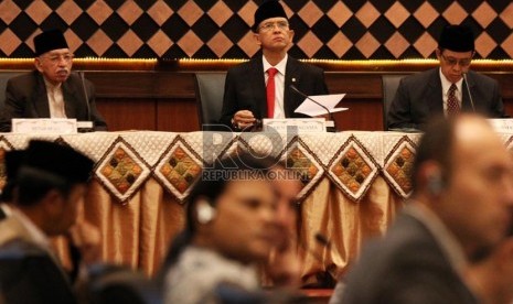   Suasana sidang isbat penetapan 1 Syawal 1434 H yang dipimpin oleh Menteri Agama Suryadharma Ali di kantor Kemenag, Jakarta, Rabu (7/8).   (Republika/ Yasin Habibi)