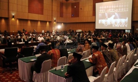   Suasana sidang isbat penetapan 1 Syawal 1434 H yang dipimpin oleh Menteri Agama Suryadharma Ali di kantor Kemenag, Jakarta, Rabu (7/8).   (Republika/ Yasin Habibi)