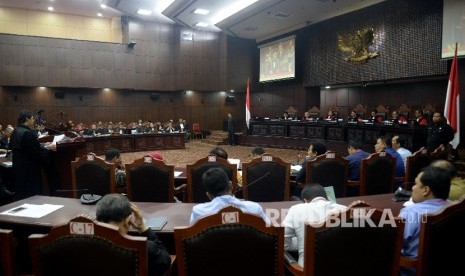  Suasana sidang lanjutan uji materi terkait Peraturan Pemerintah Pengganti Undang-Undang Nomor 2 tahun 2107 tentang Organisasi Kemasyarakatan (Perppu Ormas) di Mahkamah Konstitusi, Jakarta, Kamis (14/9). 