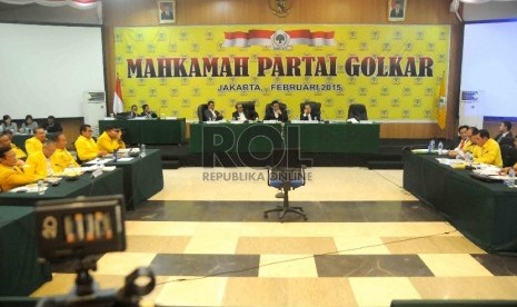  Suasana Sidang Mahkamah Partai Golkar yang dipimpin oleh Ketua Majelis Hakim Mahkamah Partai Golkar Muladi di Kantor DPP Golkar, Slipi, Jakarta Barat, Rabu (25/2).  (Republika/Agung Supriyanto)