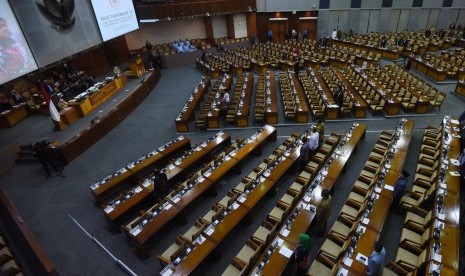 Suasana sidang paripurna di Kompleks Parlemen, Senayan, Jakarta, Selasa (5/12). DPR menyetujui 50 RUU masuk dalam Prolegnas Prioritas 2018. 