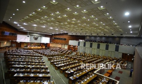 Suasana sidang paripurna DPR ke-29 masa persidangan V tahun sidang 2015/2016 di Nusantara II kompleks DPR, Jakarta, Kamis (2/6).