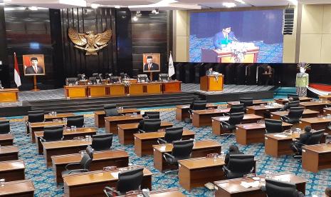 Suasana sidang paripurna DPRD DKI Jakarta yang mendengarkan pemaparan Wakil Gubernur DKI Jakarta Ahmad Riza Patria pada Senin (28/7).