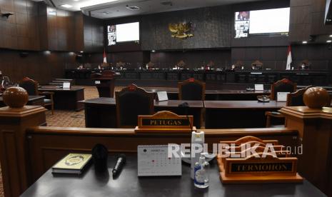 Suasana sidang pembacaan putusan Perselisihan Hasil Pemilihan Gubernur Kalimantan Selatan Tahun 2020 di Gedung Mahkamah Konstitusi, Jakarta, Jumat (19/3/2021). Majelis hakim konstitusi memutuskan memerintahkan kepada KPU Provinsi Kalimantan Selatan untuk melaksanakan pemungutan suara ulang di seluruh TPS di Kecamatan Banjarmasin Selatan (Kota Banjarmasin), Kecamatan Sambung Makmur, Kecamatan Aluh-Aluh, Kecamatan Martapura, Kecamatan Mataraman dan Kecamatan Astambul (Kabupaten Banjar) dan 24 TPS di Kecamatan Binuang (Kabupaten Tapin).