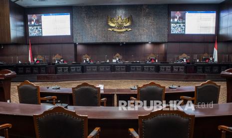 Dewan Pers melaksanakan fungsi-fungsi sebagai berikut: memfasilitasi organisasi-organisasi pers. Foto: Ilustrasi sidang di MK.