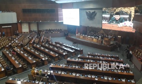 Suasana sidang rapat paripurna ke-18, Komplek Parlemen, Senayan, Jakarta, Rabu (14/2).