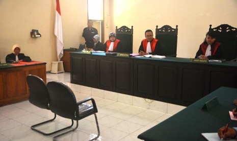 Suasana sidang saat pembacaan tuntutan Asyani (63), terdakwa kasus pencurian kayu jati milik Perhutani, tanpa dihadiri oleh terdakwa dan hanya diwakili oleh penasehat hukum di PN Situbondo, Jawa Timur, Kamis (9/4). 