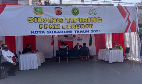 Suasana sidang tipiring bagi pelanggar PPKM darurat di Jalan Ahmad Yani Kota Sukabumi, Jumat (9/7).