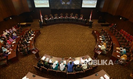  Suasana sidang uji materi pasal perzinahan dalam KUHP di Gedung Mahkamah Konstitusi, Jakarta, Kamis (8/9). (Republika/Raisan Al Farisi)