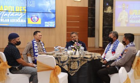 Suasana silaturahim antara Kapolres Malang dengan perwakilan Aremania.